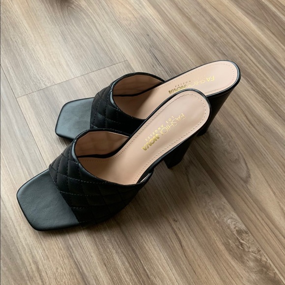 Heels pumps - Picture 2 of 2